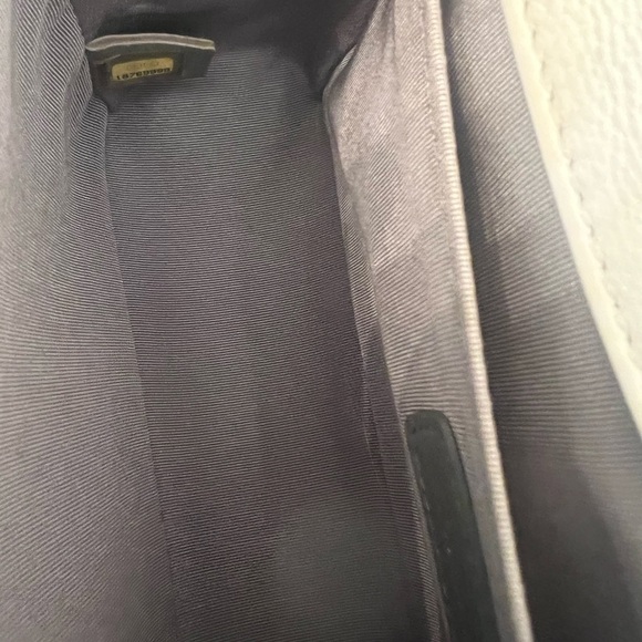 Chanel White Quilted Leather Chain Boy Bag. Great condition. - Picture 11 of 13